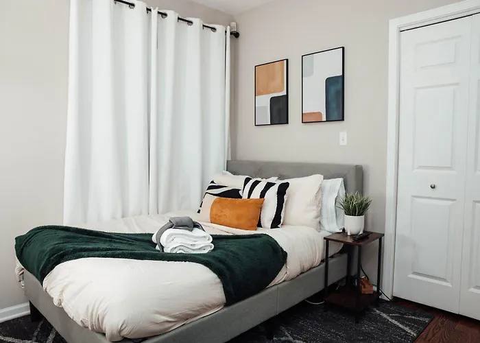 Modern & Spacious By Northwestern Hospital Bronzeville *