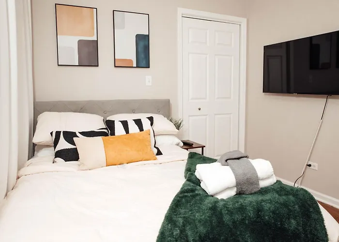Modern & Spacious By Northwestern Hospital Bronzeville