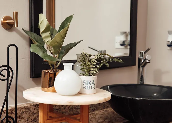 Modern & Spacious By Northwestern Hospital Bronzeville *