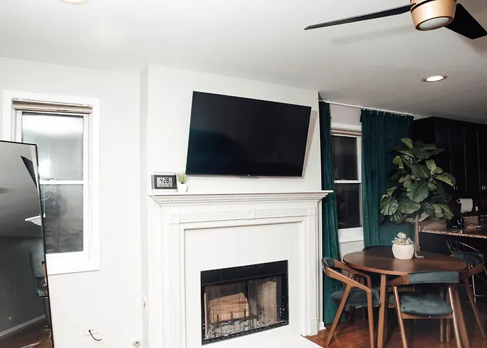 Modern & Spacious By Northwestern Hospital Bronzeville